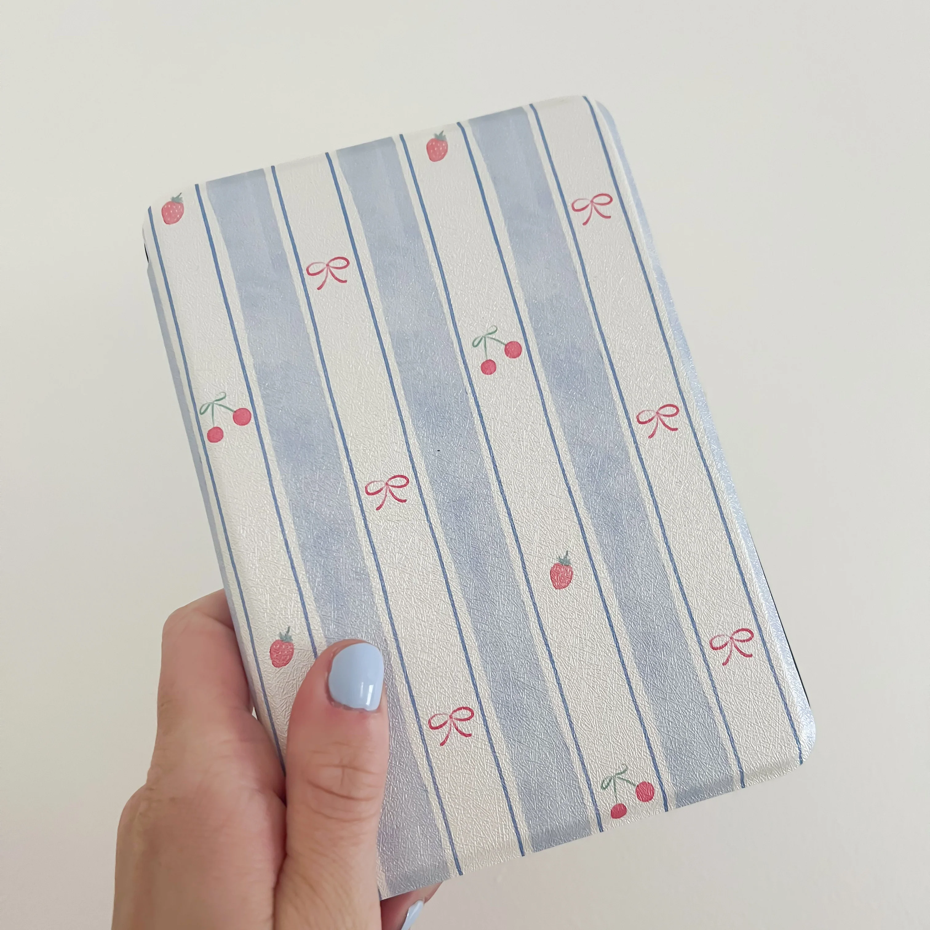 Berries & Bows Kindle Case - Image 5