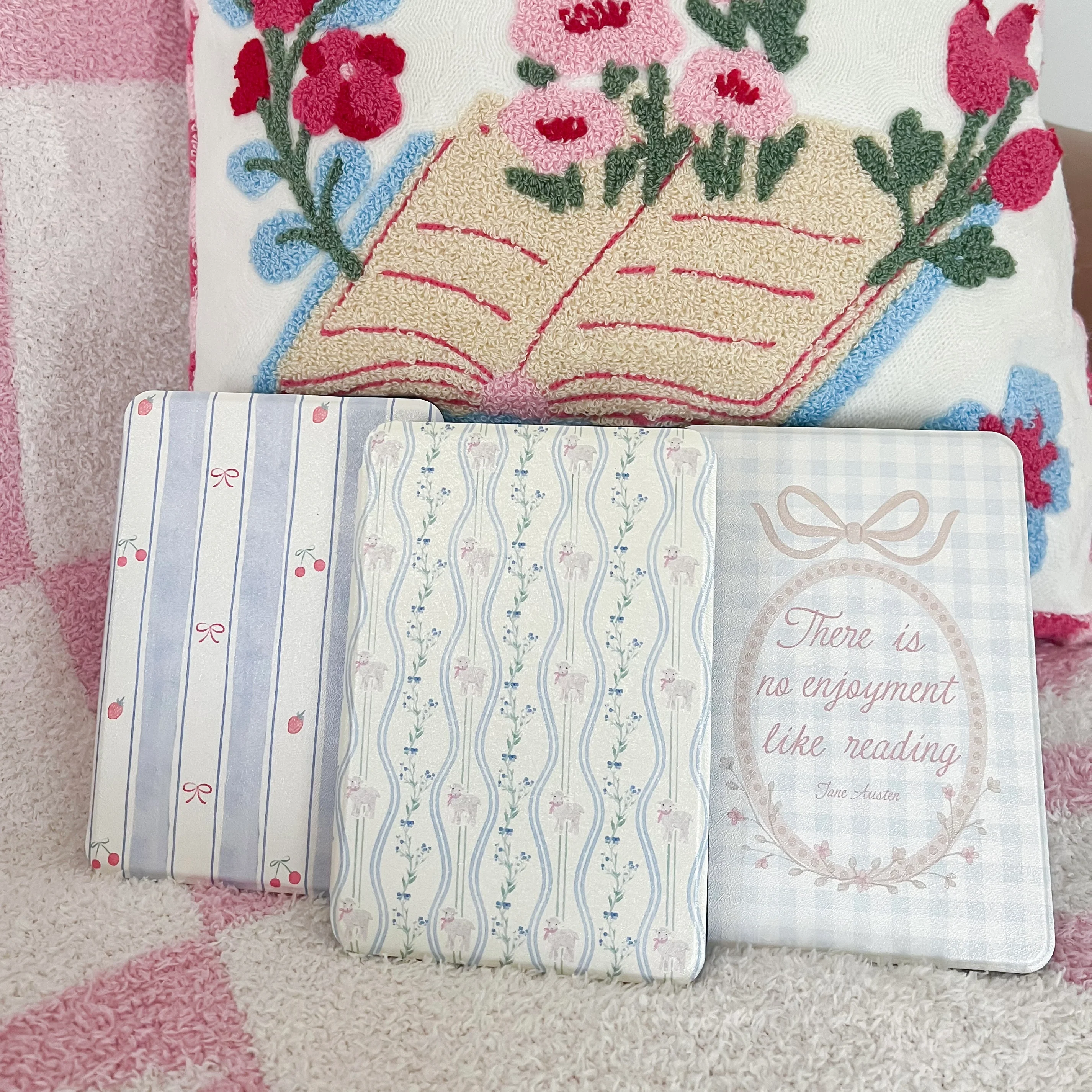Berries & Bows Kindle Case - Image 4