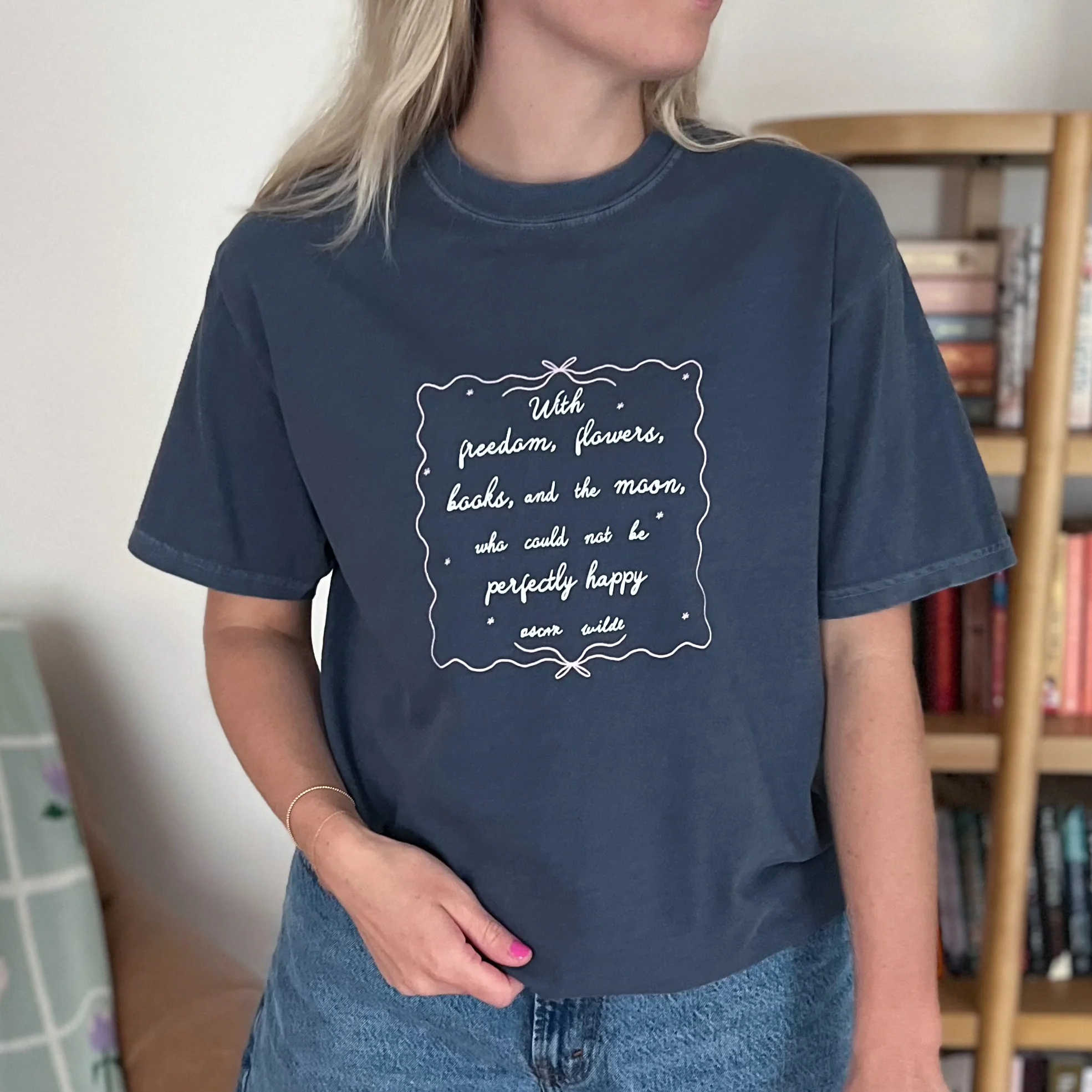 Wilde About Books Tee - Image 2