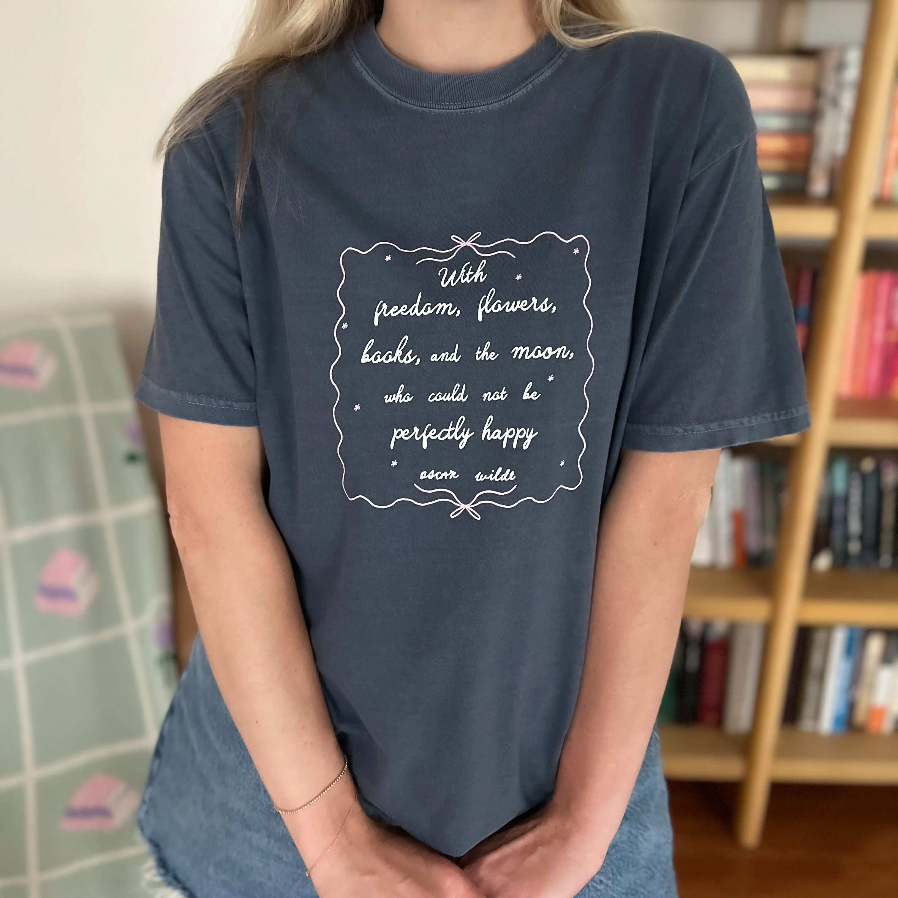 Wilde About Books Tee - Image 3